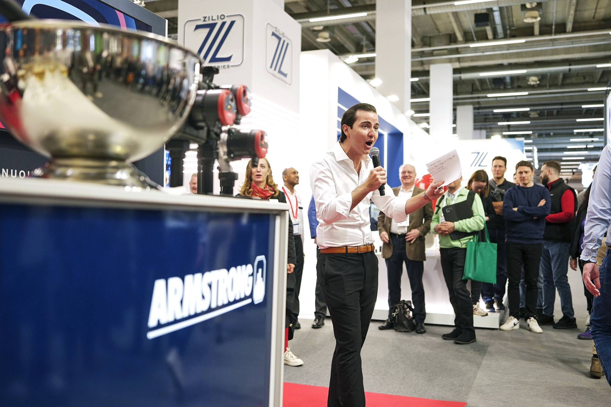 Noah spricht an einem Messestand vor Publikum